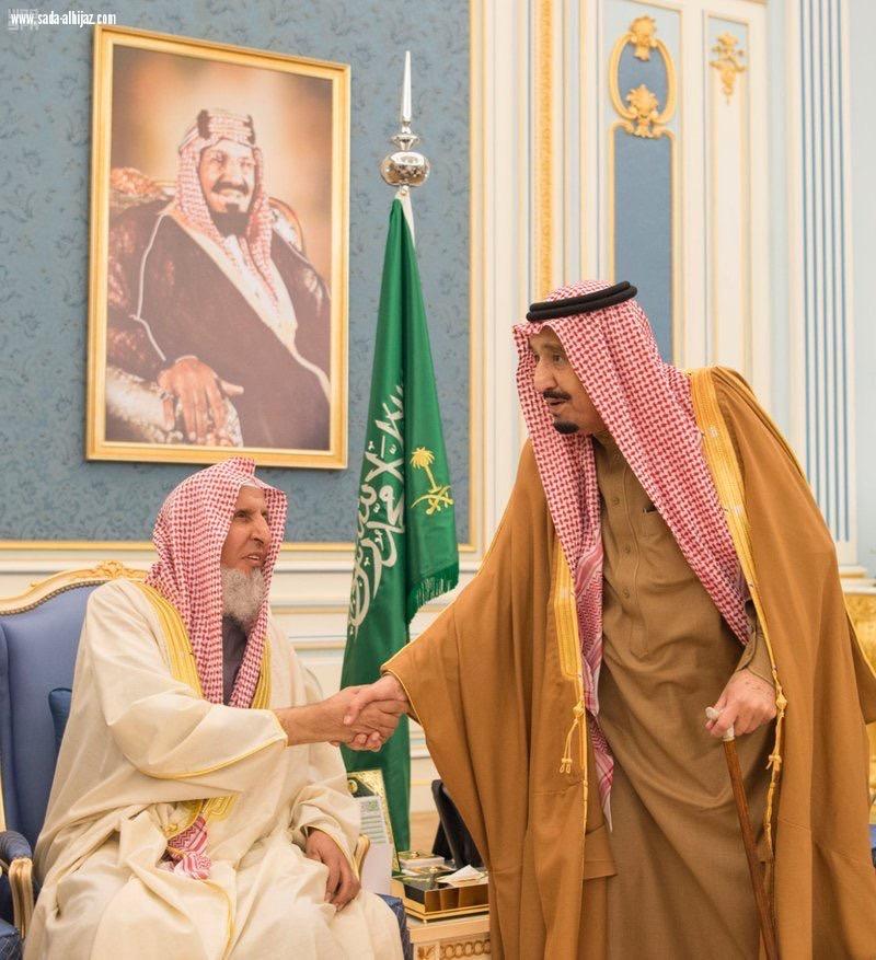 الملك يستقبل الأمراء والمفتي وجمعاً من المواطنين ...