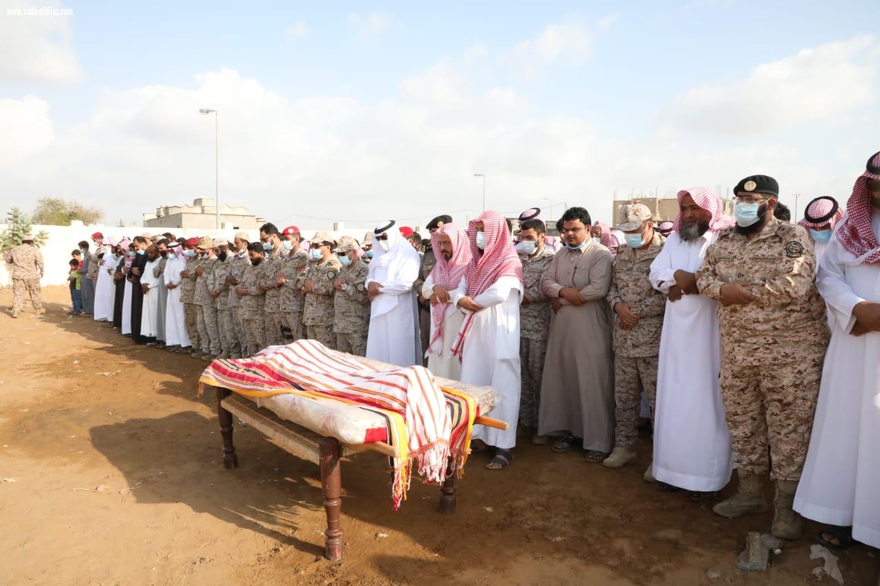 محافظ صامطة وقائد قوة جازان يتقدمان مشيّعي الشهيد الرقيب 