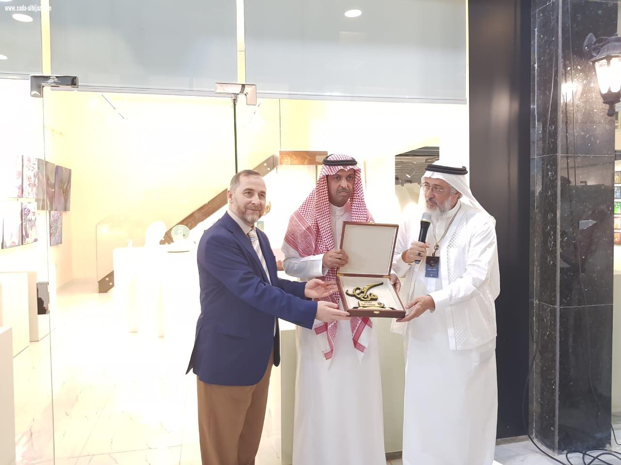 آل صبيح يفتتح المعرض التشكيلي بصمات فن ٢