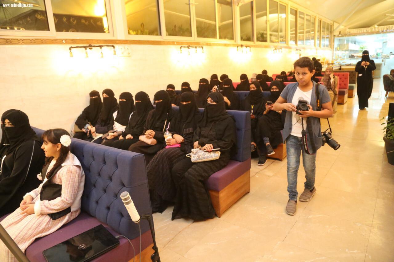 (الدكتور هاشم يدشن الحلة الجديدة للنخبة ويشيد بجهودها ) 
