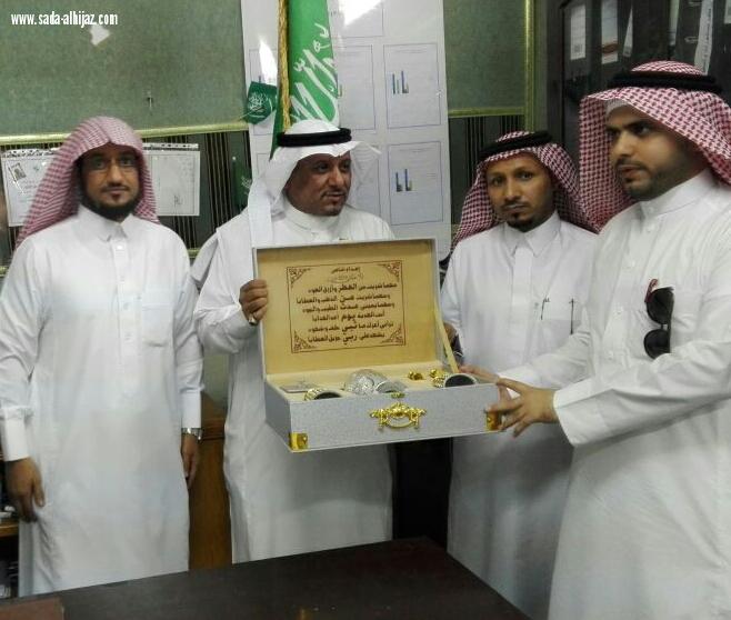 مدرسة الفاروق الابتدائية بقائم الدرب تكرم قائدها السابق الأستاذ ماجد حسن الحاذق بحضور شيخ القرية