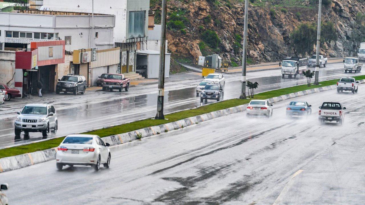الدفاع المدني بالباحة يدعو إلى الحيطة والحذر من التقلبات الجوية