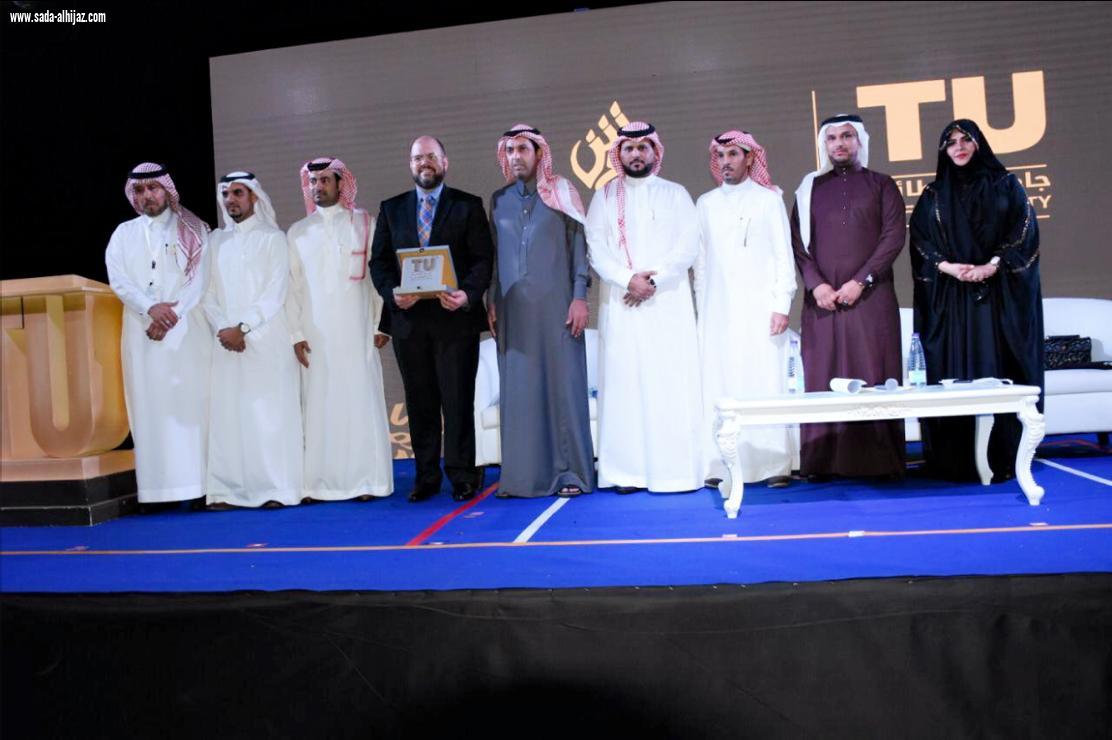 القنصل الأمريكي يُكرم رؤساء مجلة شبابيك العالمية على مسرح الحديقة الثقافية