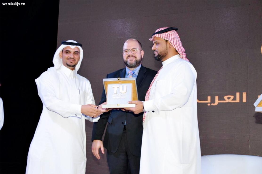 القنصل الإمريكي  يُكرم رؤساء مجلة شبابيك العالمية على  مسرح الحديقة الثقافية