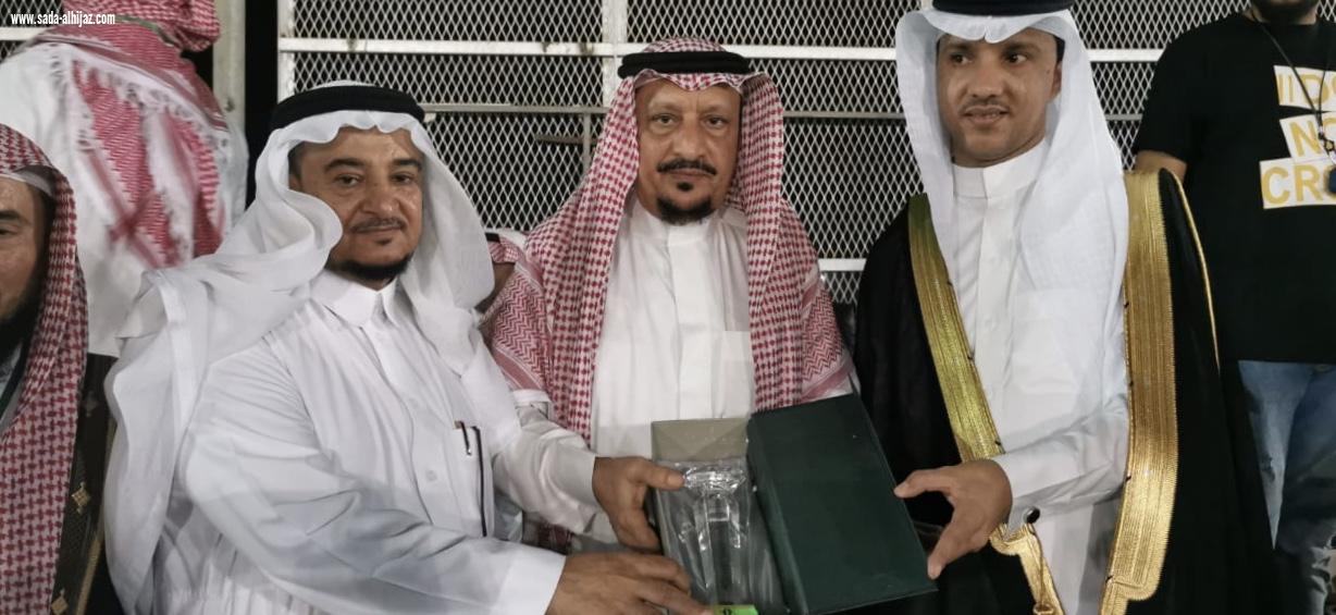 بالصور لجنة التنمية الاجتماعية بالطوال تكرم الاستاذ محمد ناشب مدير مدرسة تحفيظ القرآن الكريم سابقا
