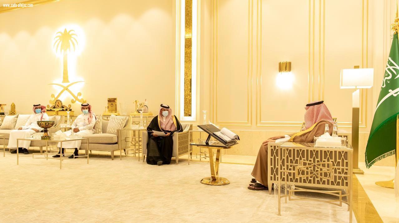 أمير منطقة الباحة يتسلم التقرير السنوي لإنجازات وأعمال فرع وزارة التجارة بالمنطقة