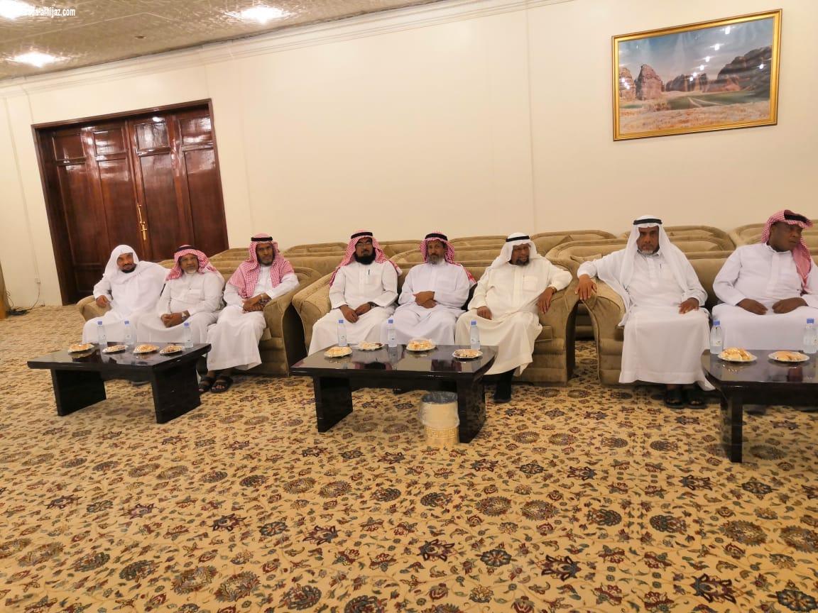 لتفعيل دور المجتمع المحلي والتطوعي محافظ العلا المكلف يستقبل فريق تزاور التطوعي
