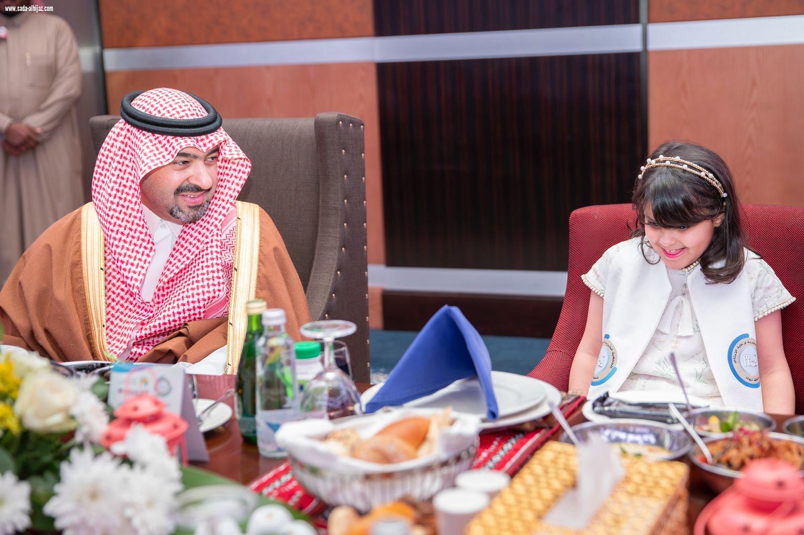 نائب أمير منطقة تبوك يشارك الأيتام إفطارهم