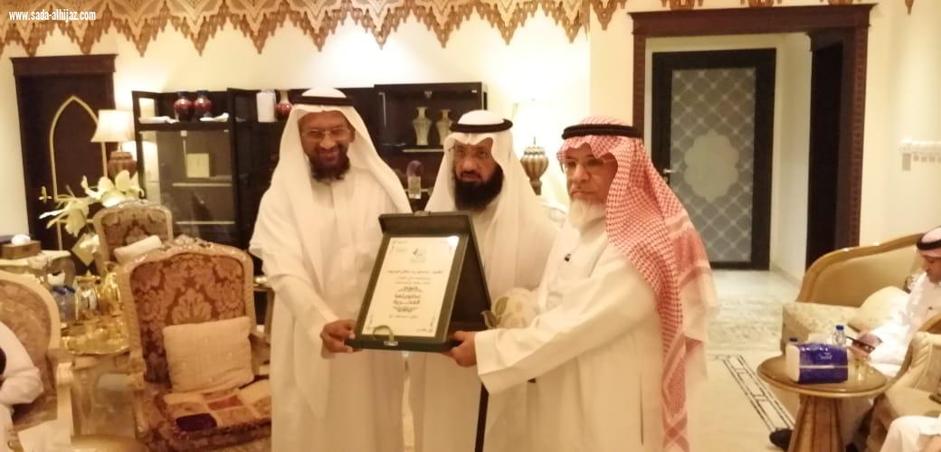 بر الطوال تمنح العضوية الفخرية للشيخ منصور الونيس وتكرمه بدرع