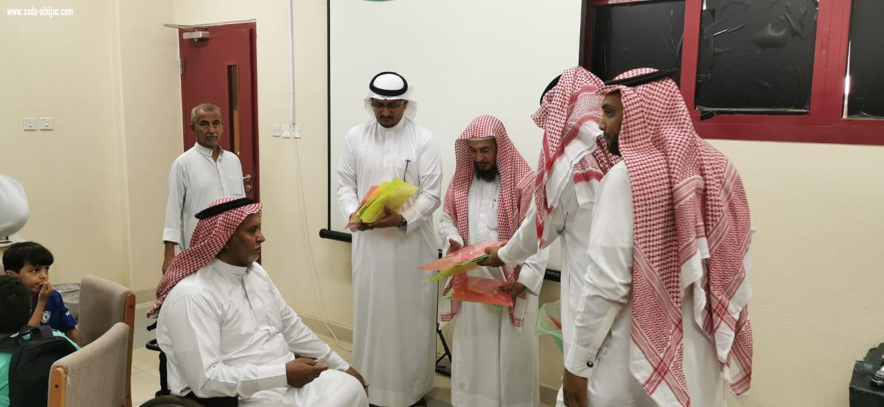 تنمية الطوال تكرم وتشارك الطلاب المستجدين ومنسوبي مدرسة عبدالملك بن مروان بالعام الدراسي الجديد