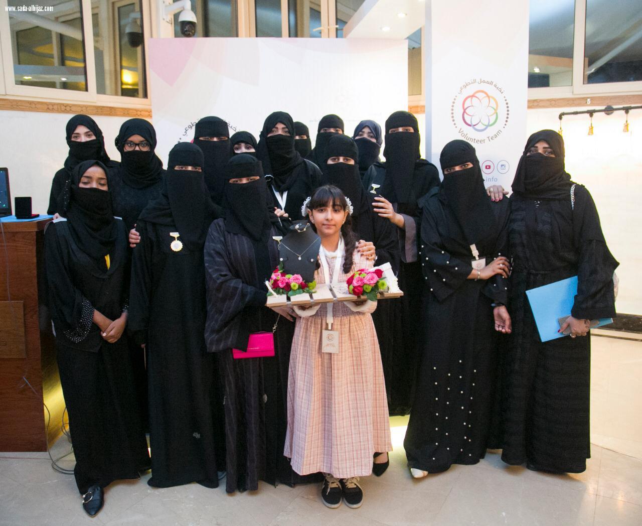 (الدكتور هاشم يدشن الحلة الجديدة للنخبة ويشيد بجهودها ) 