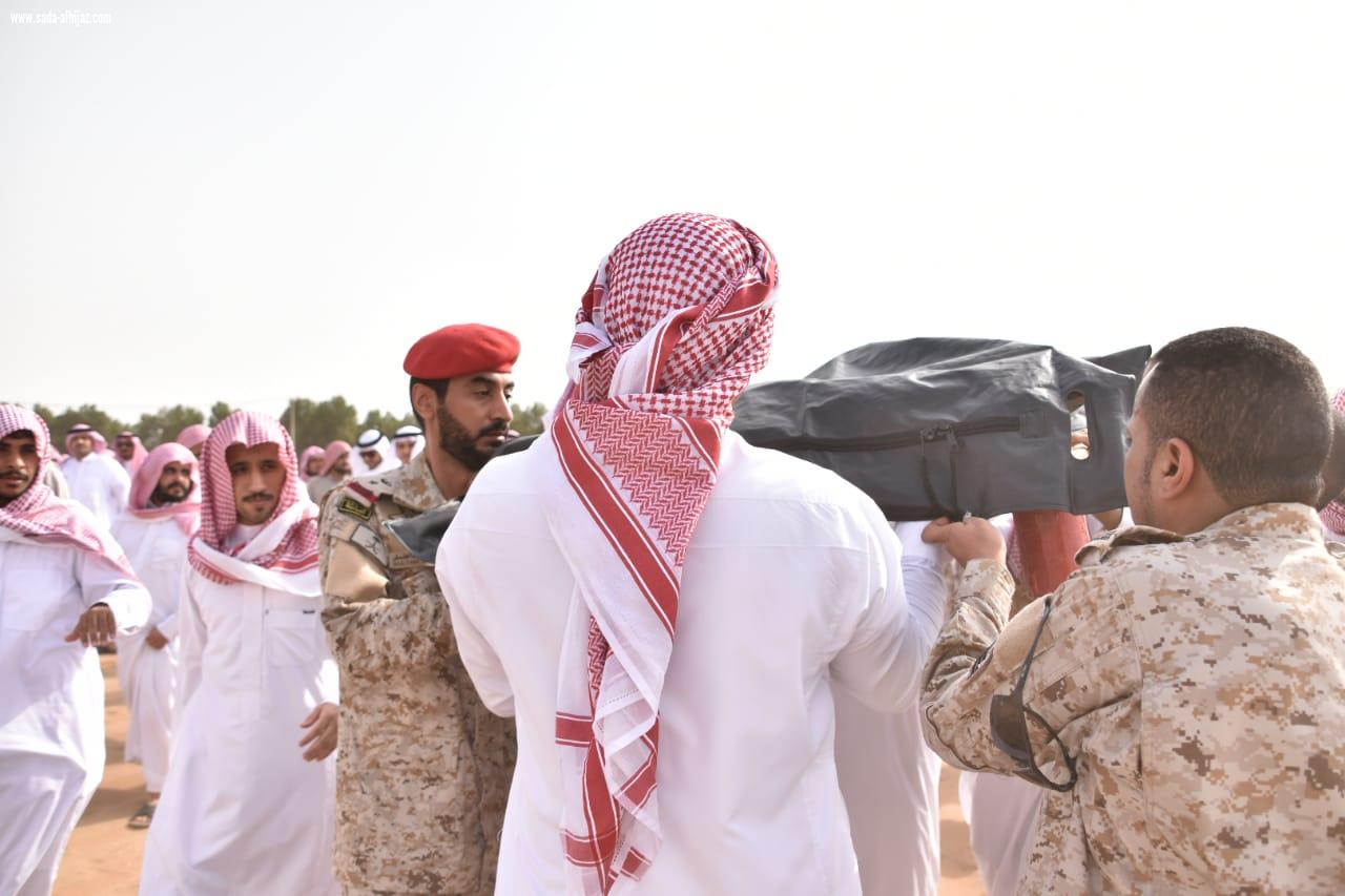 بالصور محافظ صامطة زعلة يؤدي صلاة الميت على الشهيد الصميلي