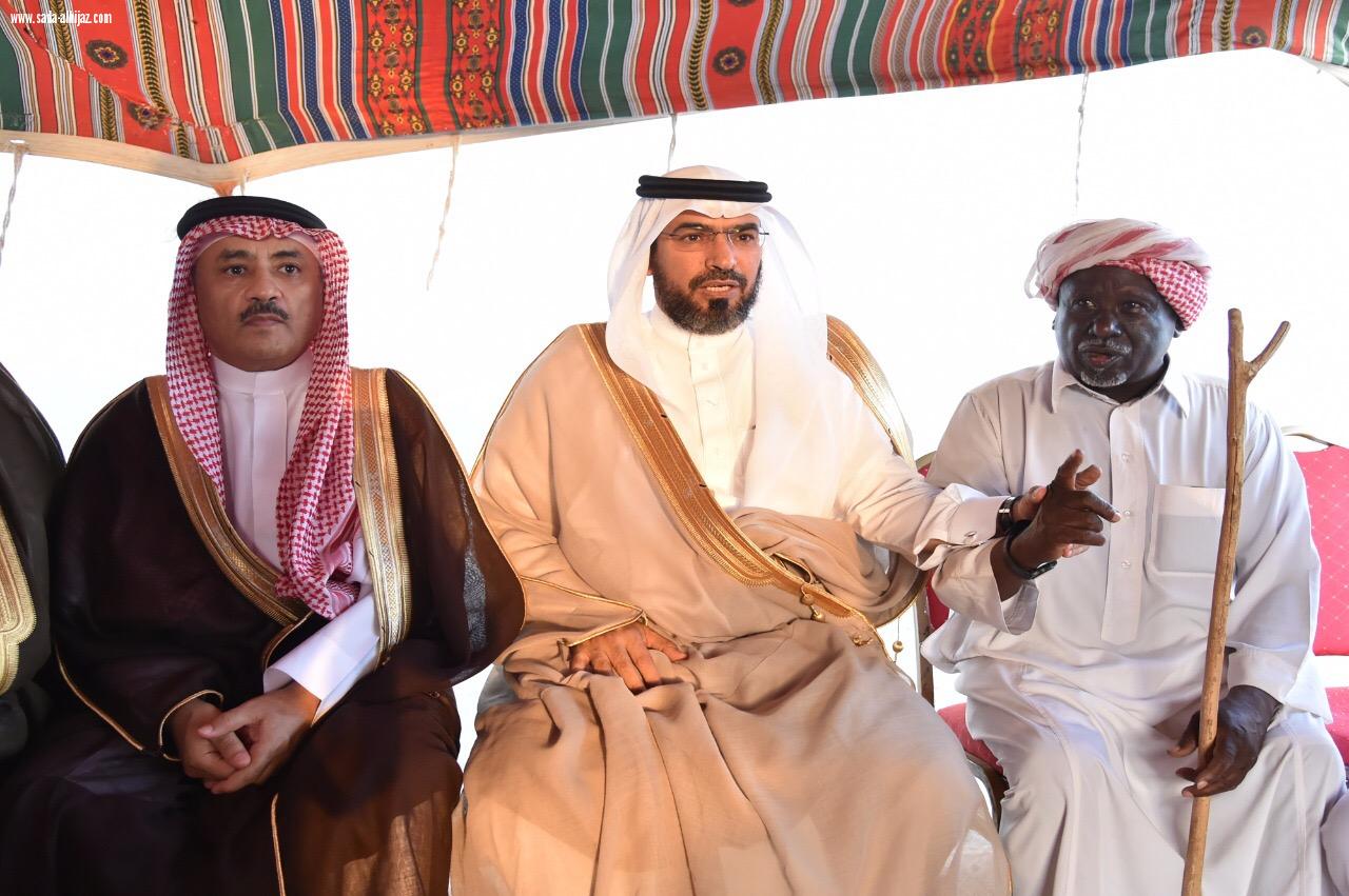 وكيل أمارة جازان المكلف يعزي والد الشهيد وكيل رقيب حسن العبسي بمنزلهم في قرية الحمى