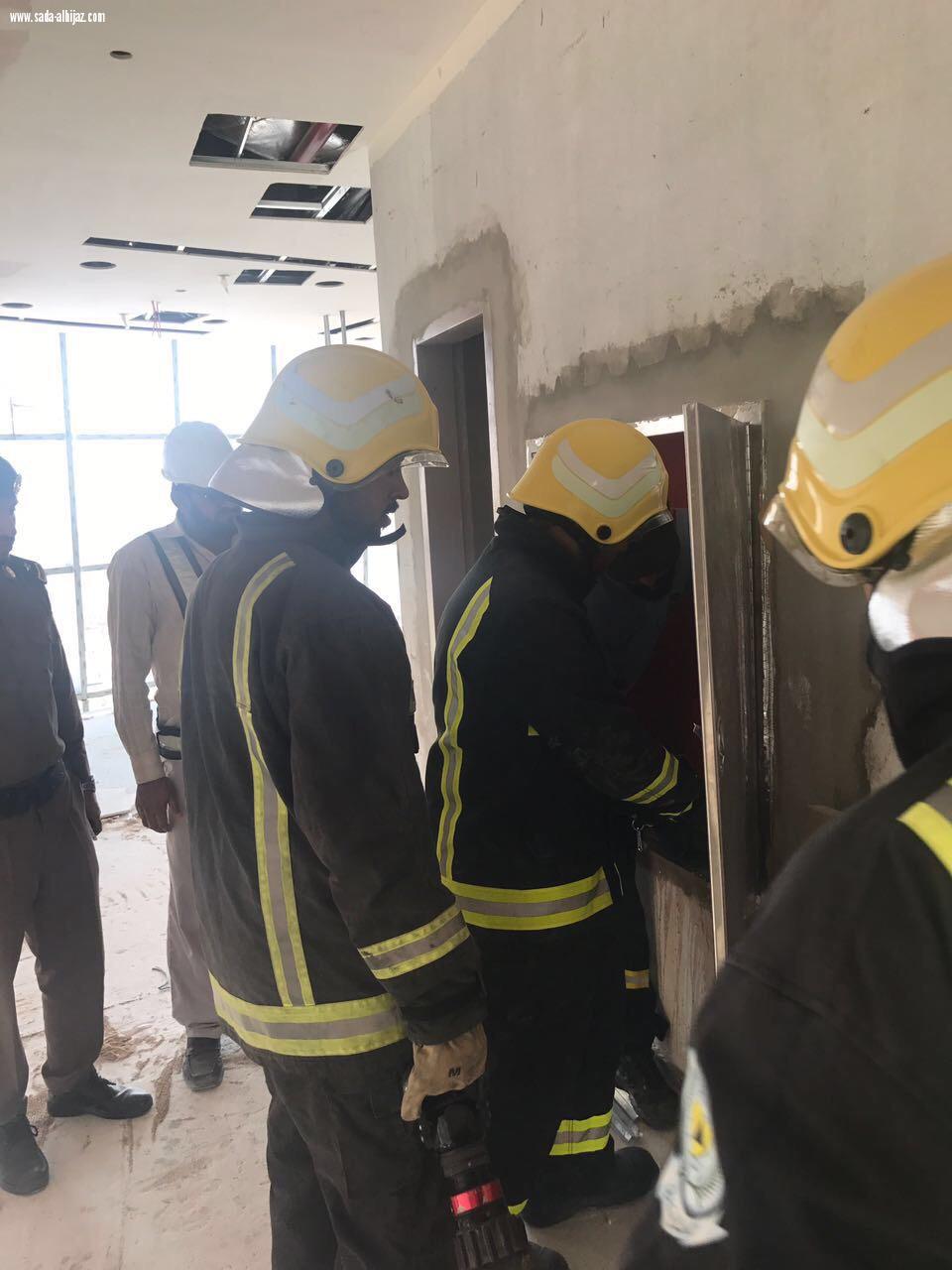 مدني الرياض يغلق 5 مواقع مؤقتا لعدم توافر متطلبات واشتراطات السلامة والحماية من الحريق .