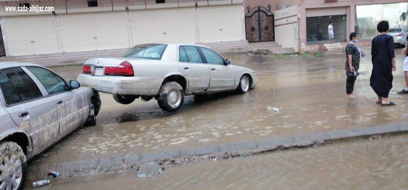 أمطار تحتجز أهالٍ وتغمر مركبات.. مأساة 