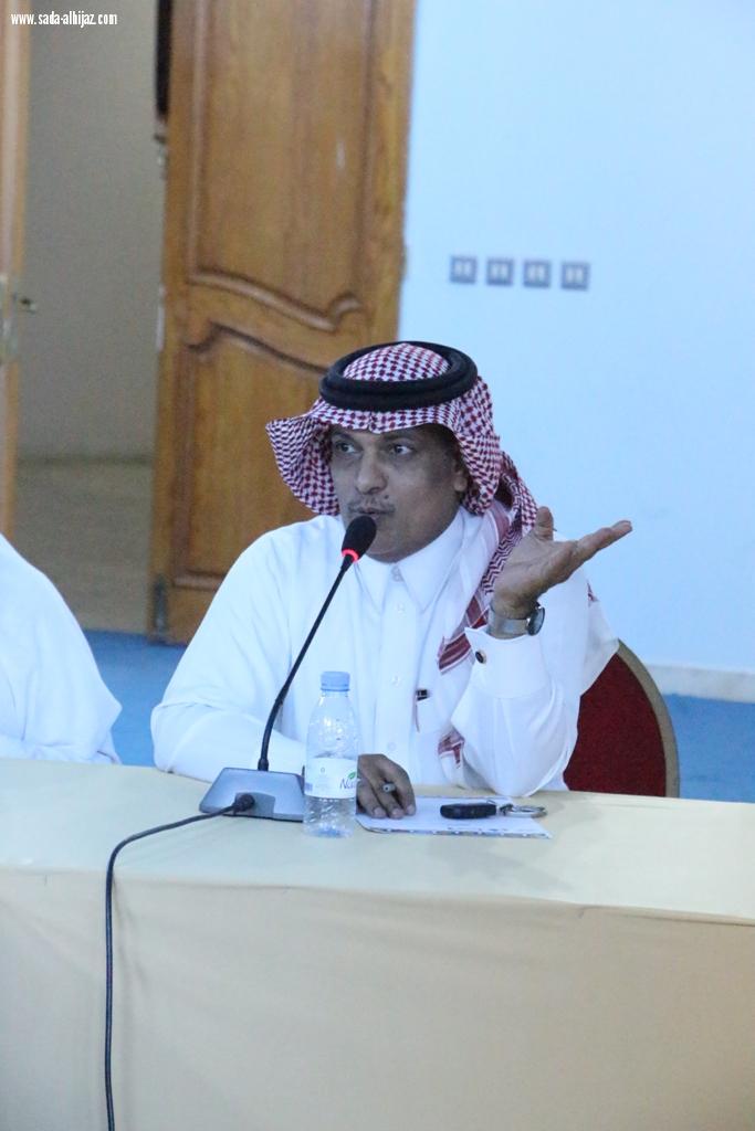 حضرها عدد من طلاب الدراسات العليا والنقاد د شكري يتحدث عن الشعرية الموزعة في زمن التكثيف