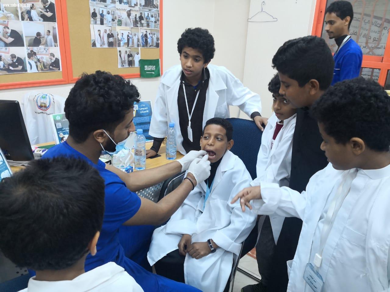 كلية طب الأسنان بجامعة جازان تطلق قافلة طبية لتثقيف طلاب مدرسة صلاح الدين بأبوعريش