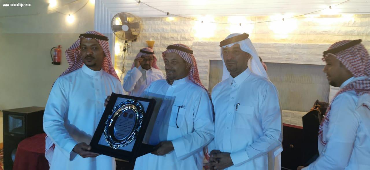 منسوبو وحدة أمن مطار الملك عبدالله الدولي بجازان يكرمون زملاءهم المتقاعدين