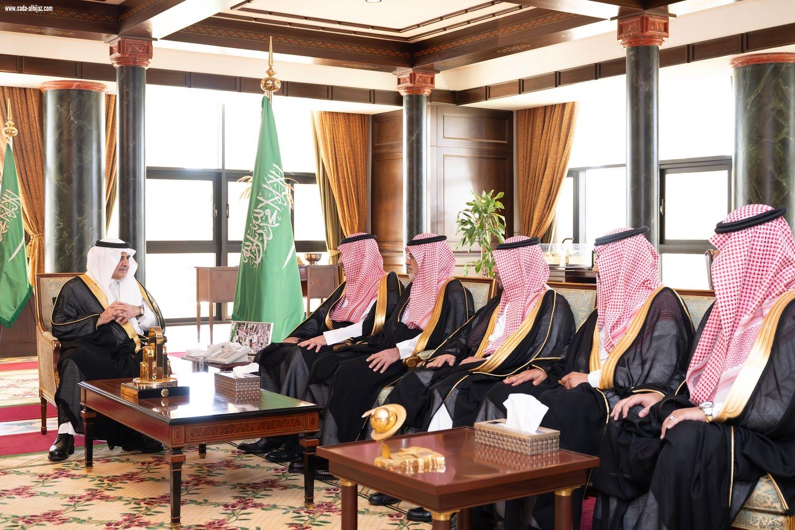 أمير تبوك يستقبل محافظ هيئة الاتصالات والفضاء والتقنية