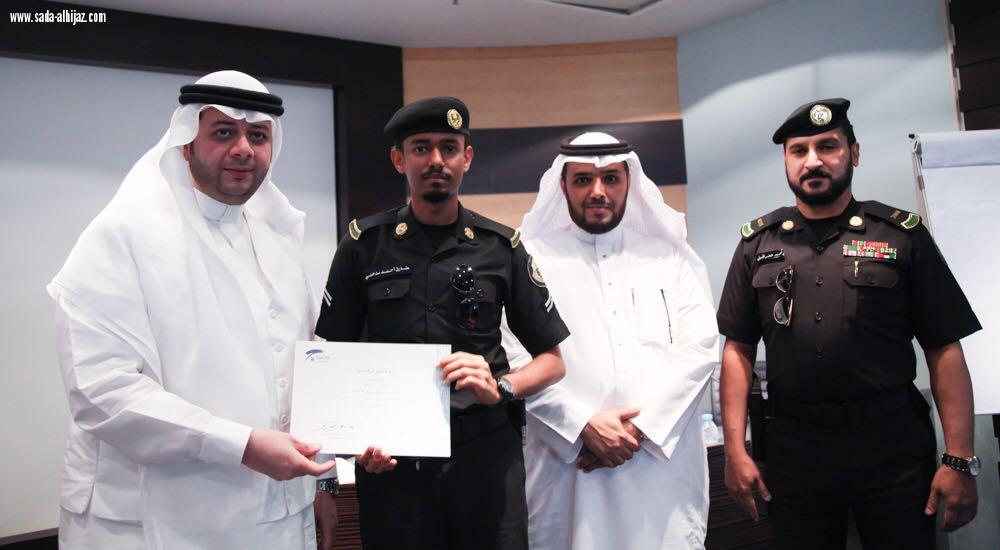 أمين عام غرفة جدة يسلم (٤٢) متدرب على لغة الاشارة من أفراد الدوريات الأمنية شهاداتهم