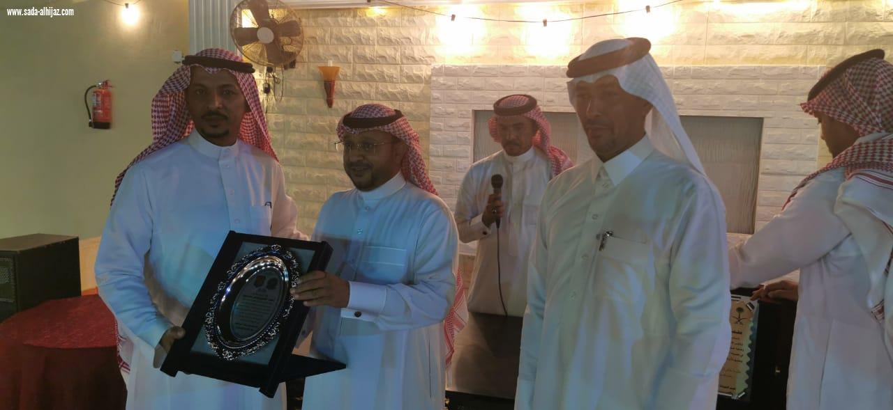 منسوبو وحدة أمن مطار الملك عبدالله الدولي بجازان يكرمون زملاءهم المتقاعدين