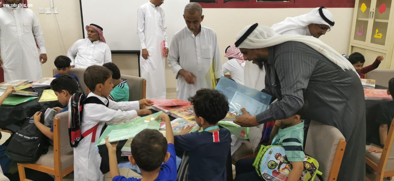 تنمية الطوال تكرم وتشارك الطلاب المستجدين ومنسوبي مدرسة عبدالملك بن مروان بالعام الدراسي الجديد