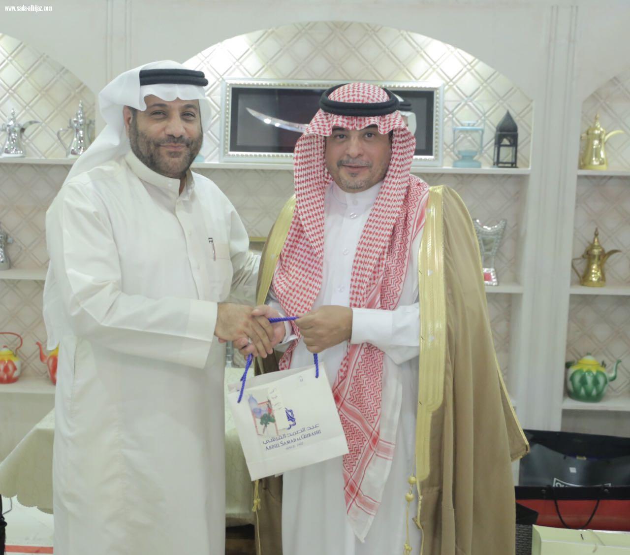 ابتدائية منى بمكة تكرم المعلم الزهراني بمناسبة تقاعده