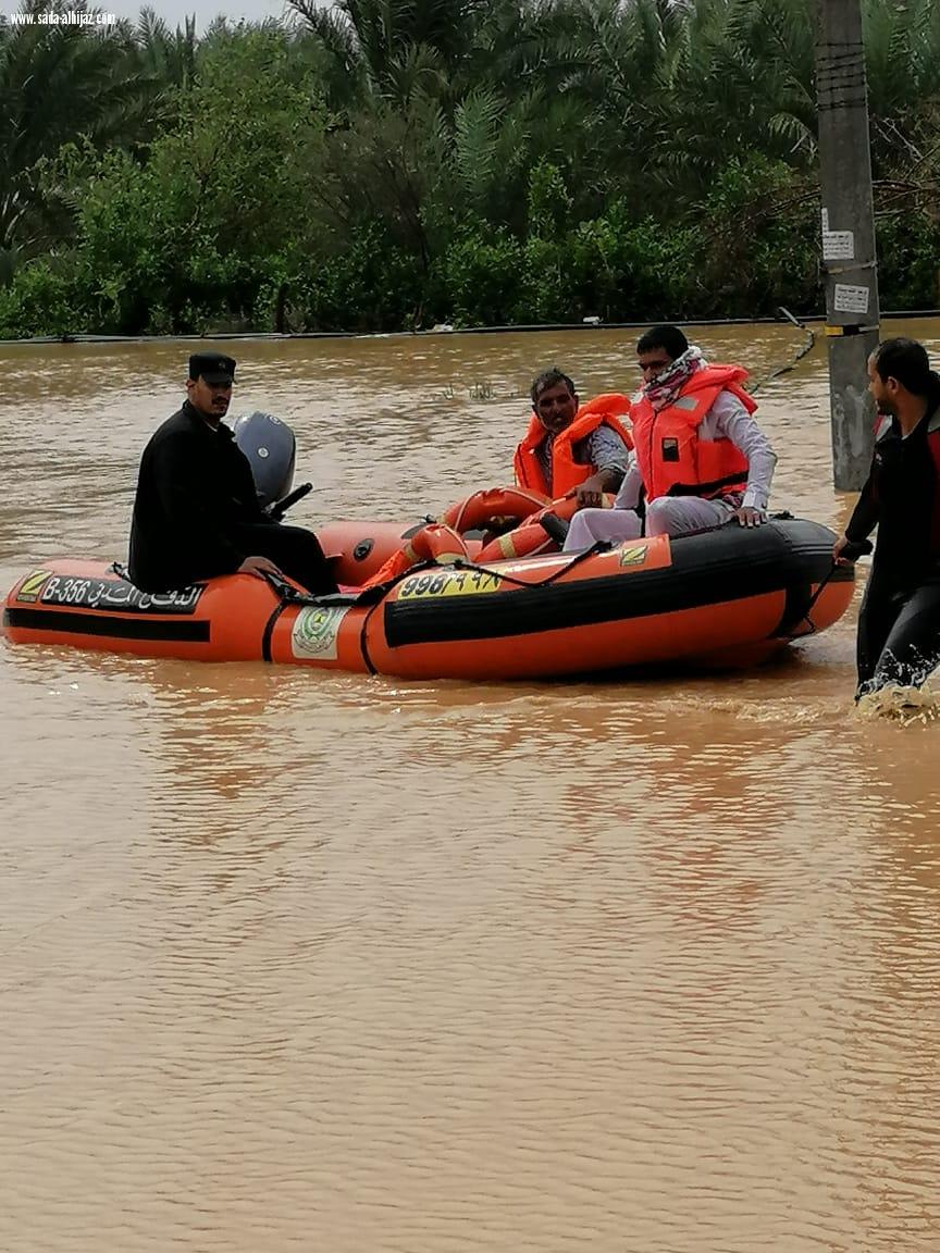 بالصور (مدني وادي الفرع ينقذ ٣ محتجزين بسيل وادي خضرا