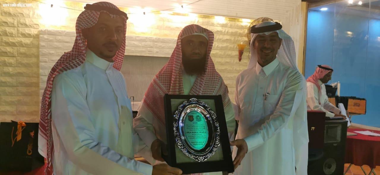 منسوبو وحدة أمن مطار الملك عبدالله الدولي بجازان يكرمون زملاءهم المتقاعدين