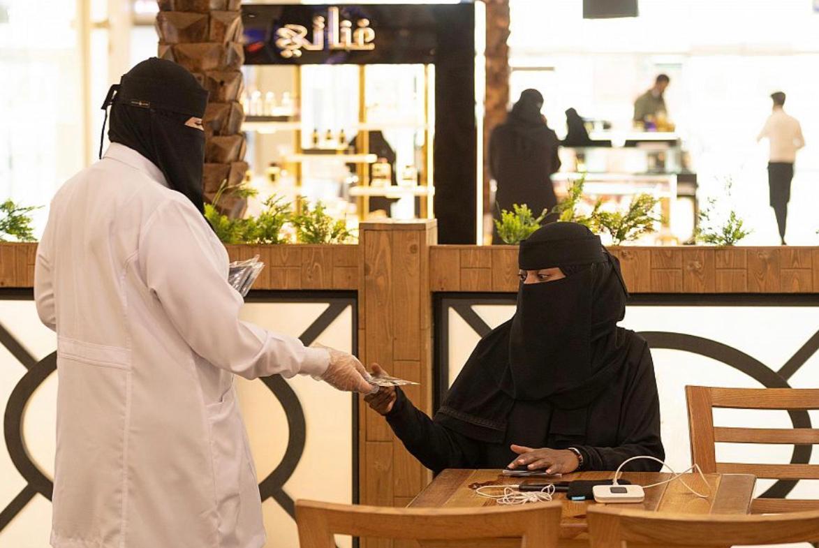 أمانة منطقة جازان تنفذ مبادرة لتوزيع الكمامات الطبية والقماشية 