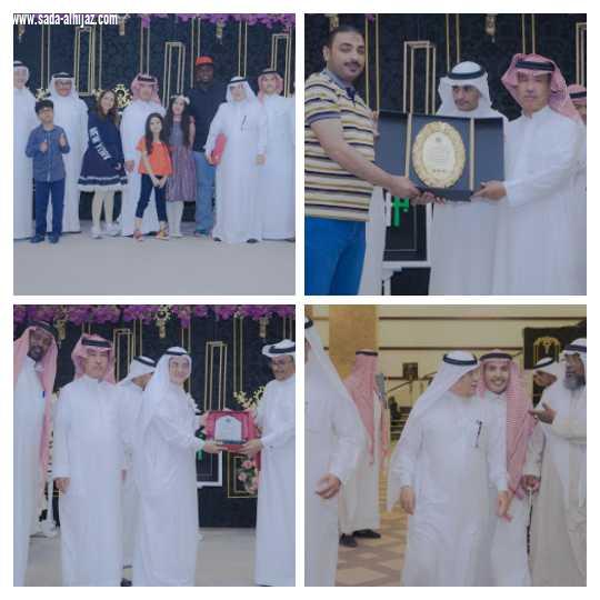 المفكر الاعلامي جمعه الخياط والاعلاميين يتجولون في معرض أنامل مكية