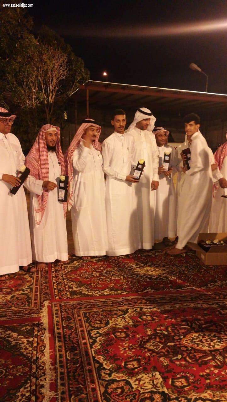 على شرف وكيل امارة منطقة جازان السابق لجنة التنمية الاجتماعية بالطوال تكريم فريق التحفيظ الرياضي