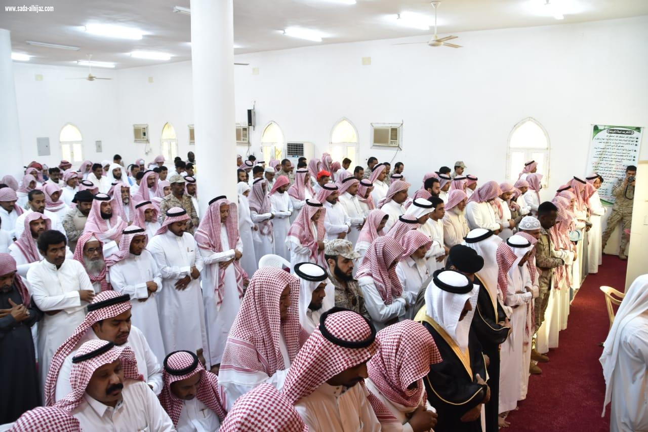 بالصور محافظ صامطة زعلة يؤدي صلاة الميت على الشهيد الصميلي