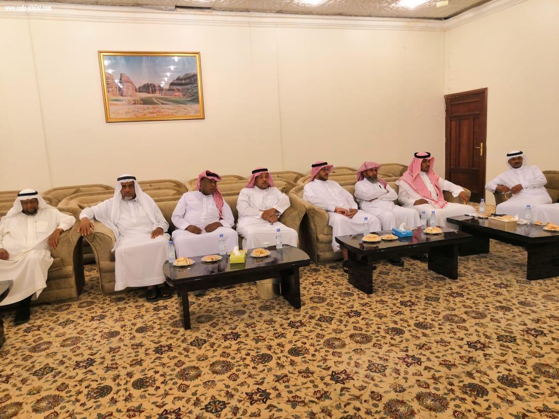 لتفعيل دور المجتمع المحلي والتطوعي محافظ العلا المكلف يستقبل فريق تزاور التطوعي