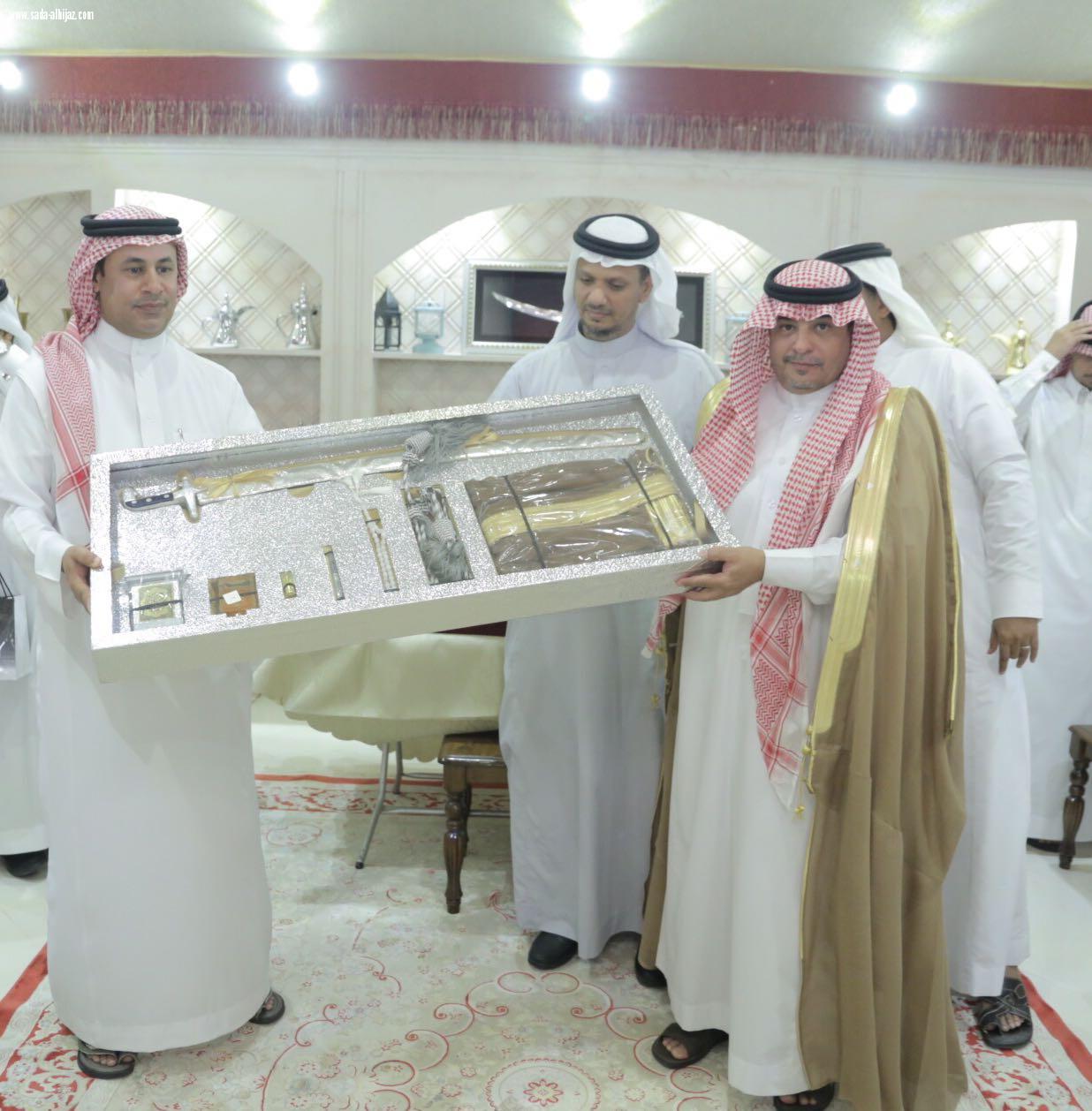 ابتدائية منى بمكة تكرم المعلم الزهراني بمناسبة تقاعده
