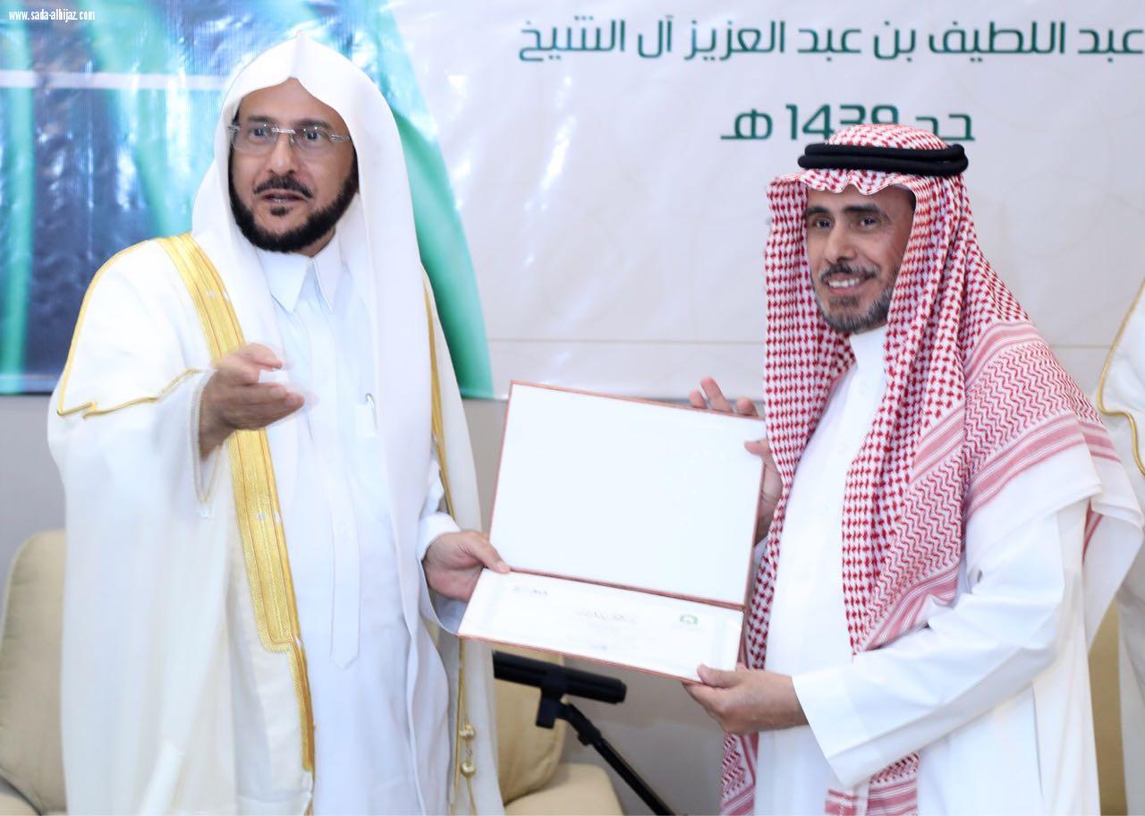 د.عبداللطيف آل الشيخ  المملكة قوية بدينها وقيادتها وشعبها وبالمسلمين في العالم لأنها تحكم شرع الله وتنشر كتابه وتبعث الدعاة