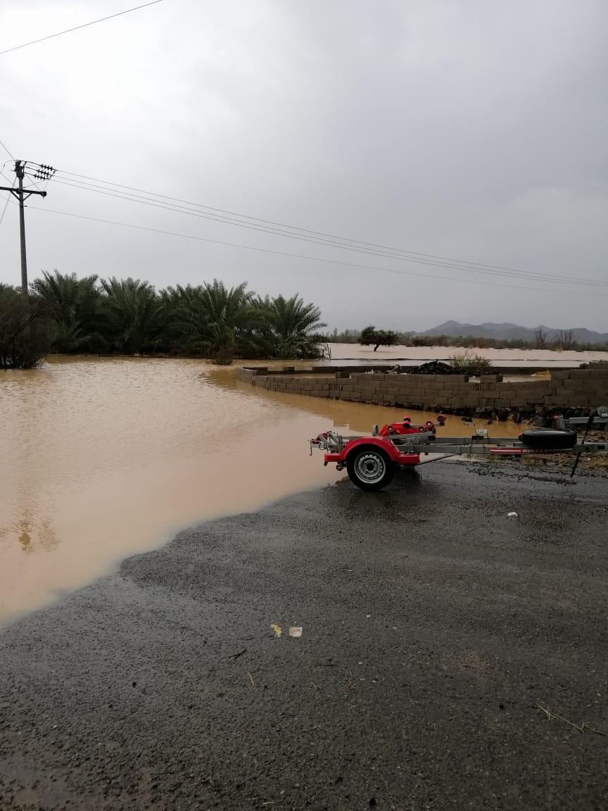 بالصور (مدني وادي الفرع ينقذ ٣ محتجزين بسيل وادي خضرا