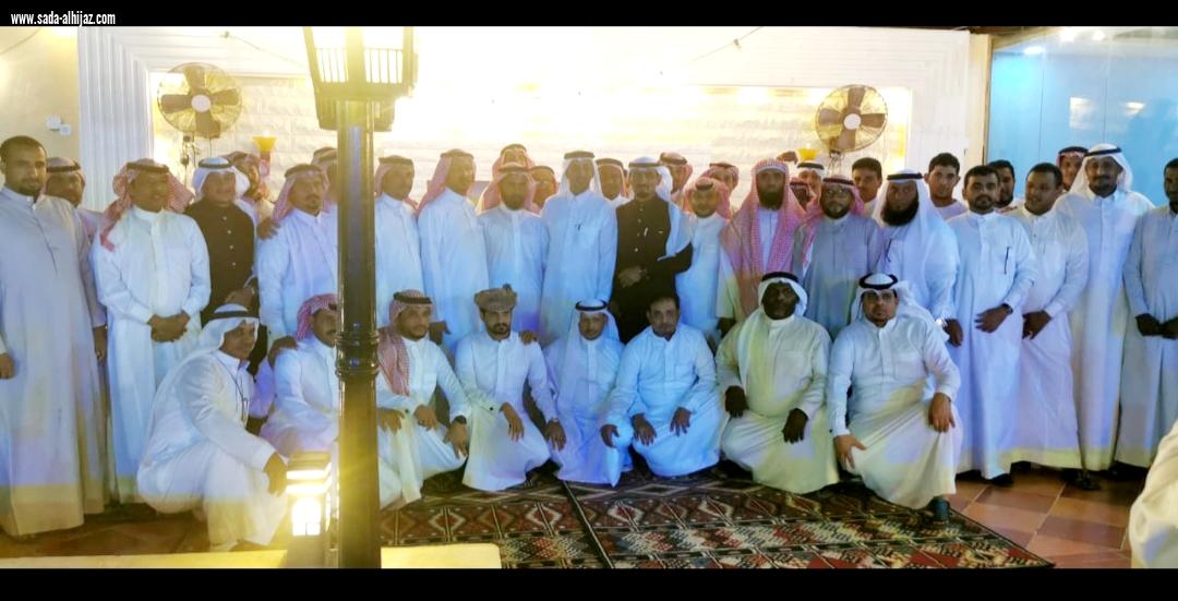 منسوبو وحدة أمن مطار الملك عبدالله الدولي بجازان يكرمون زملاءهم المتقاعدين