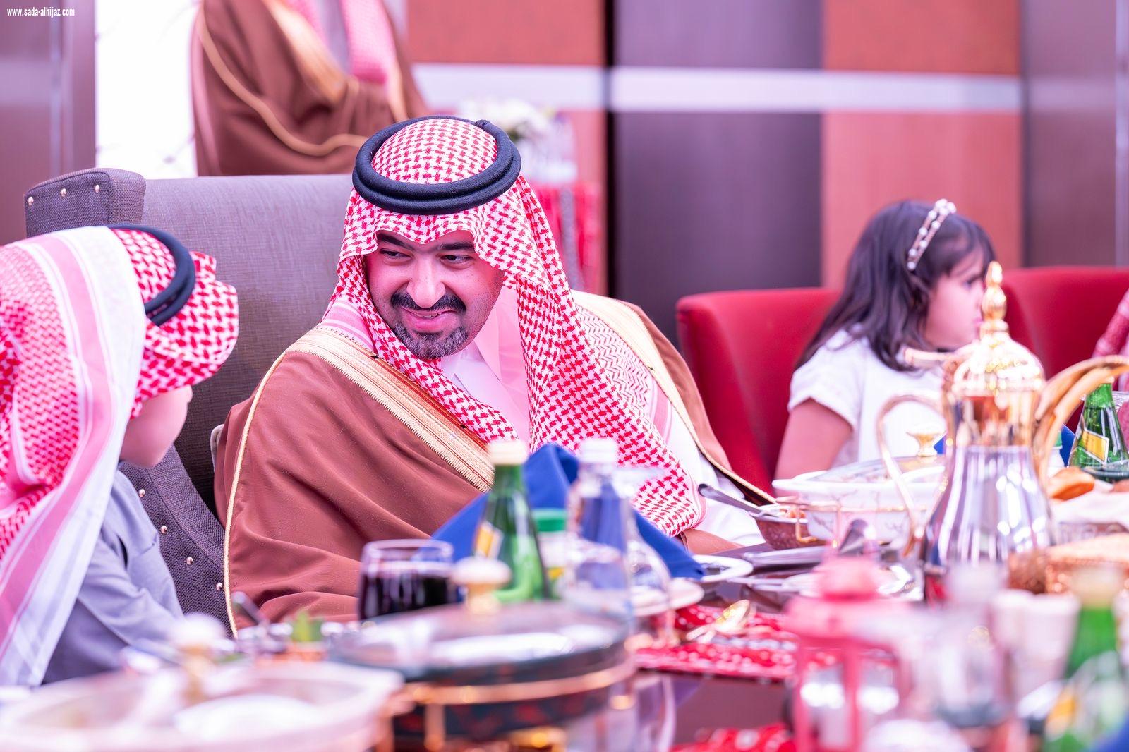 نائب أمير منطقة تبوك يشارك الأيتام إفطارهم