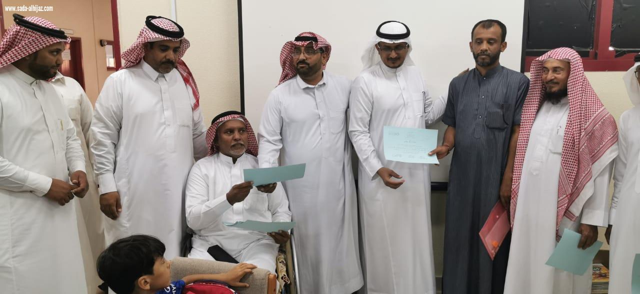 تنمية الطوال تكرم وتشارك الطلاب المستجدين ومنسوبي مدرسة عبدالملك بن مروان بالعام الدراسي الجديد