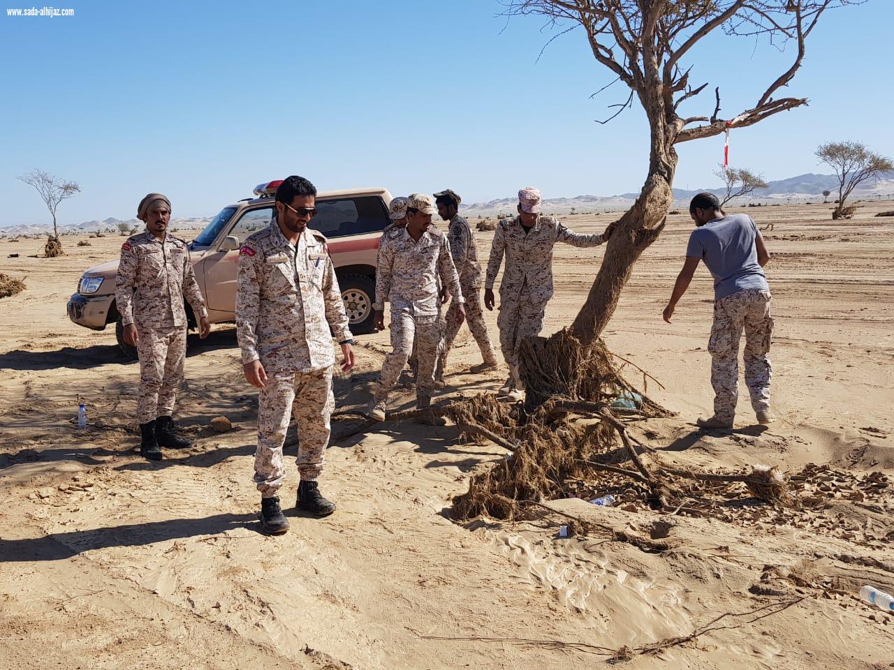 فرق الدفاع المدني تواصل البحث عن مفقودة وادي ثما لليوم التاسع على التوالي