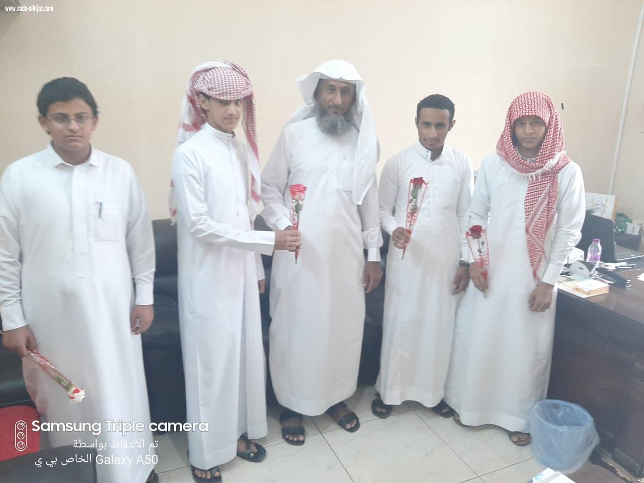 طلاب ثانوية العارضة يزورون مكتب التعليم بمناسبة اليوم العالمي للمعلم