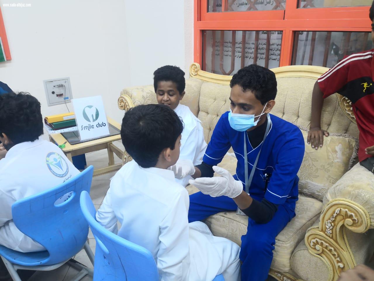 كلية طب الأسنان بجامعة جازان تطلق قافلة طبية لتثقيف طلاب مدرسة صلاح الدين بأبوعريش