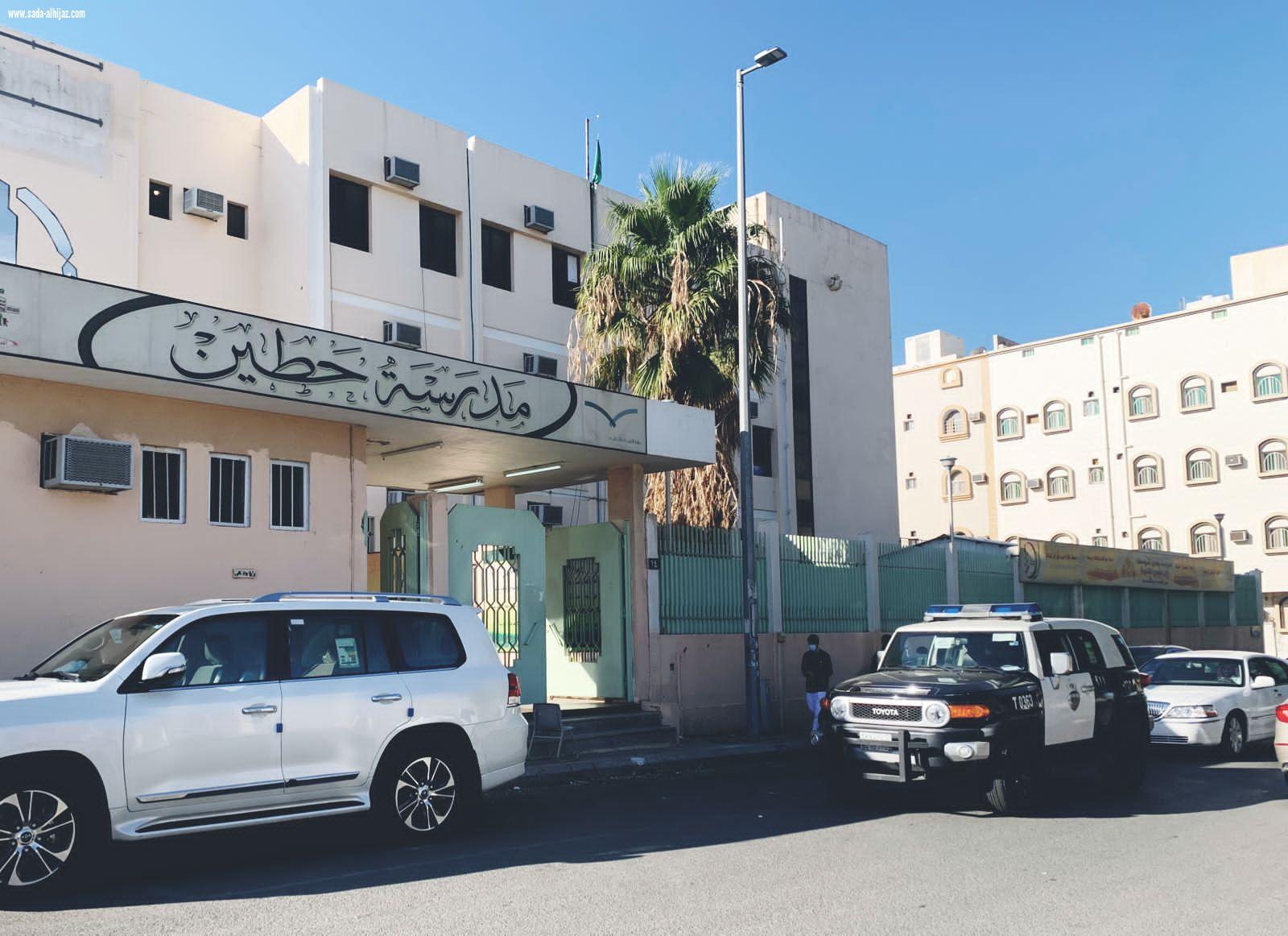 مجمع تعليمي بالطائف يكرم رجل أمن.