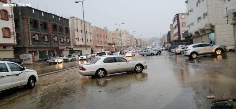 أمطار تحتجز أهالٍ وتغمر مركبات.. مأساة 