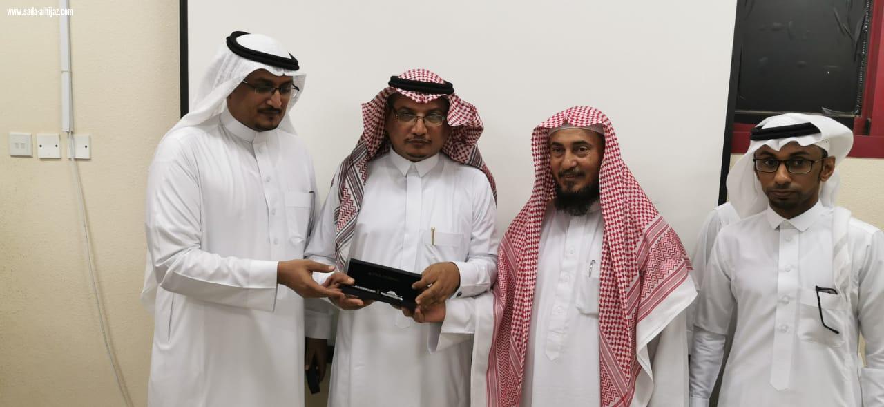 تنمية الطوال تكرم وتشارك الطلاب المستجدين ومنسوبي مدرسة عبدالملك بن مروان بالعام الدراسي الجديد