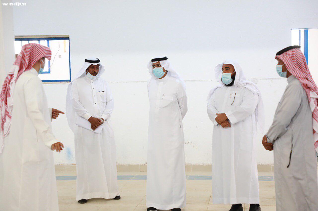 مدير تعليم جازان يقف على النماذج المدرسية الجديدة ويتفقد أعمال الصيانة بمدارس أبوعريش