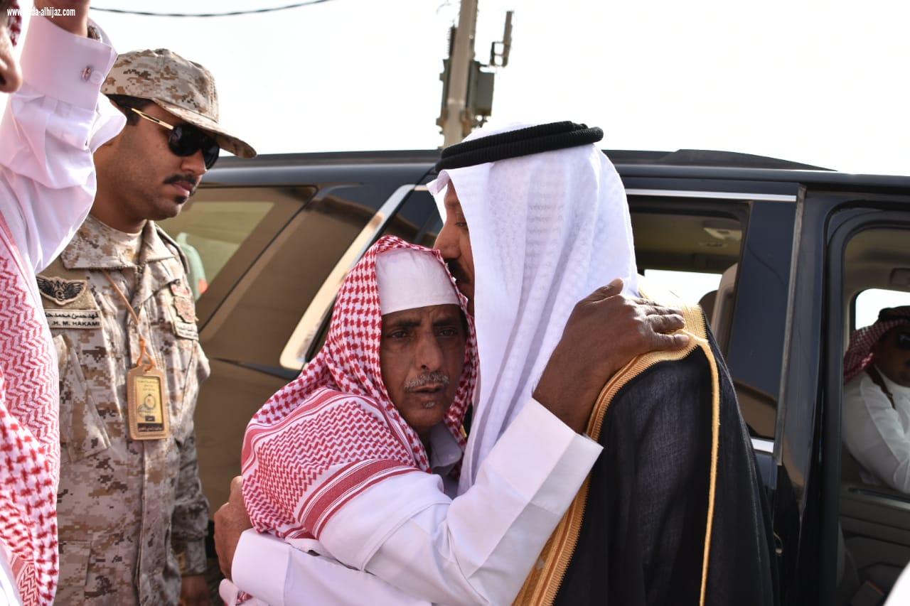 بالصور محافظ صامطة زعلة يؤدي صلاة الميت على الشهيد الصميلي