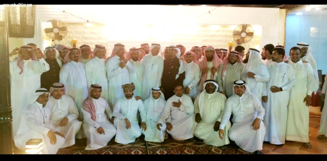 منسوبو وحدة أمن مطار الملك عبدالله الدولي بجازان يكرمون زملاءهم المتقاعدين