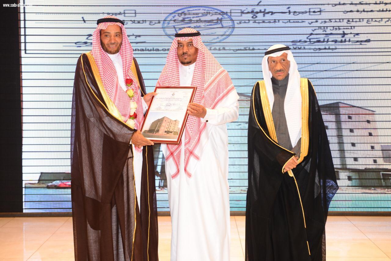 أكثر من 200 طالب يكرمون معلمهم بمحافظة العلا
